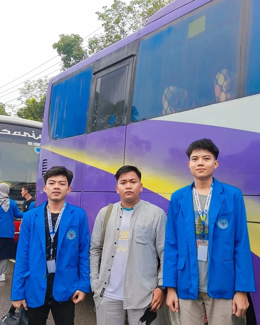 apepsumeru's tweet photo. قِفا نَبكِ مِن ذِكرى حَبيبٍ وَمَنزِلِ

Berhentilah sejenak, mari menangis,
mengenang rumah dan orang-orang tercinta

~Imruul Qais https://t.co/vFg1KBYtpj