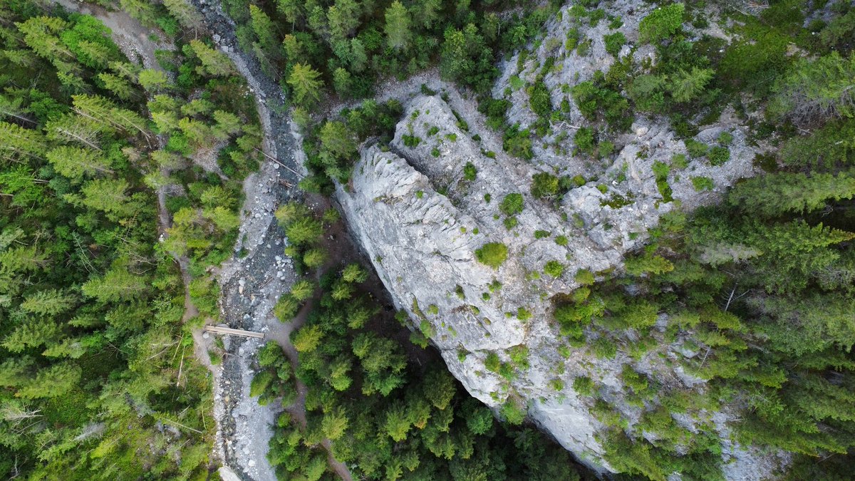 GeoffreyPrints's tweet photo. Tried out the drone climbing some rocks!

https://t.co/0kphshKjdx

#trees #cliffs #rocks #drone https://t.co/5lr8q9PUfB