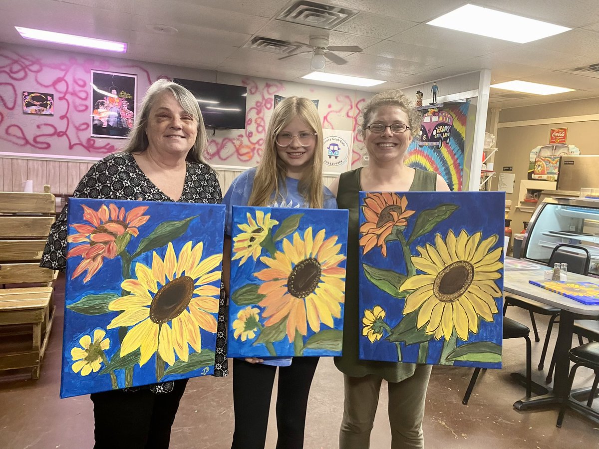 Kristen61676012's tweet photo. Girls night out was fun!! #Sunflowers #girlsnightout #familytime https://t.co/POwf0GC1Mm