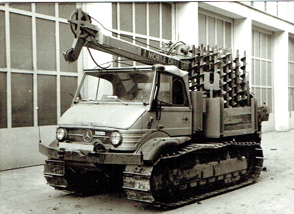 UnimogCommunity's tweet photo. Unitrac 90 tracked vehicle from Tractortecnic Gevelsberg based on the Unimog 406 for use as a drilling rig. Factory photo M. Wessel Collection - #raupenantrieb #Raupenantrieb #Kettenantrieb #alfredschmidt #mercedesunimog #schmidtstblasien  #unitrac #Unitrac #tactortecnic https://t.co/35yBfbfQ7V