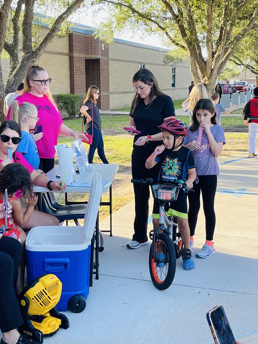 It was great to see so many new and returning STARS and their families tonight at Popsicles with the Principals! 💙⭐️💙⭐️💙

Shoutout to our amazing Silverlake Elementary PTO for supplying the cool treats and ballon arch!  #SilverlakeSTARS #WeArePearlandISD
