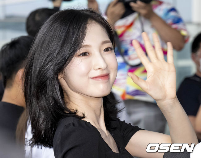 daiIyarin's tweet photo. ARIN at Incheon international airport 🖤

#아린 #ARIN https://t.co/LCuvy9CbbM