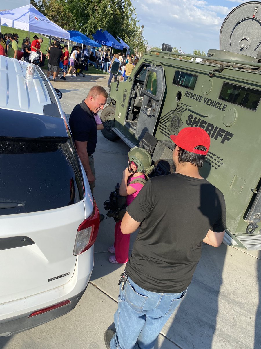 SBCSDkferber's tweet photo. SED participating in Apple Valley’s National Night Out. What a great way to mingle with the community. https://t.co/nqqZpKUXfp