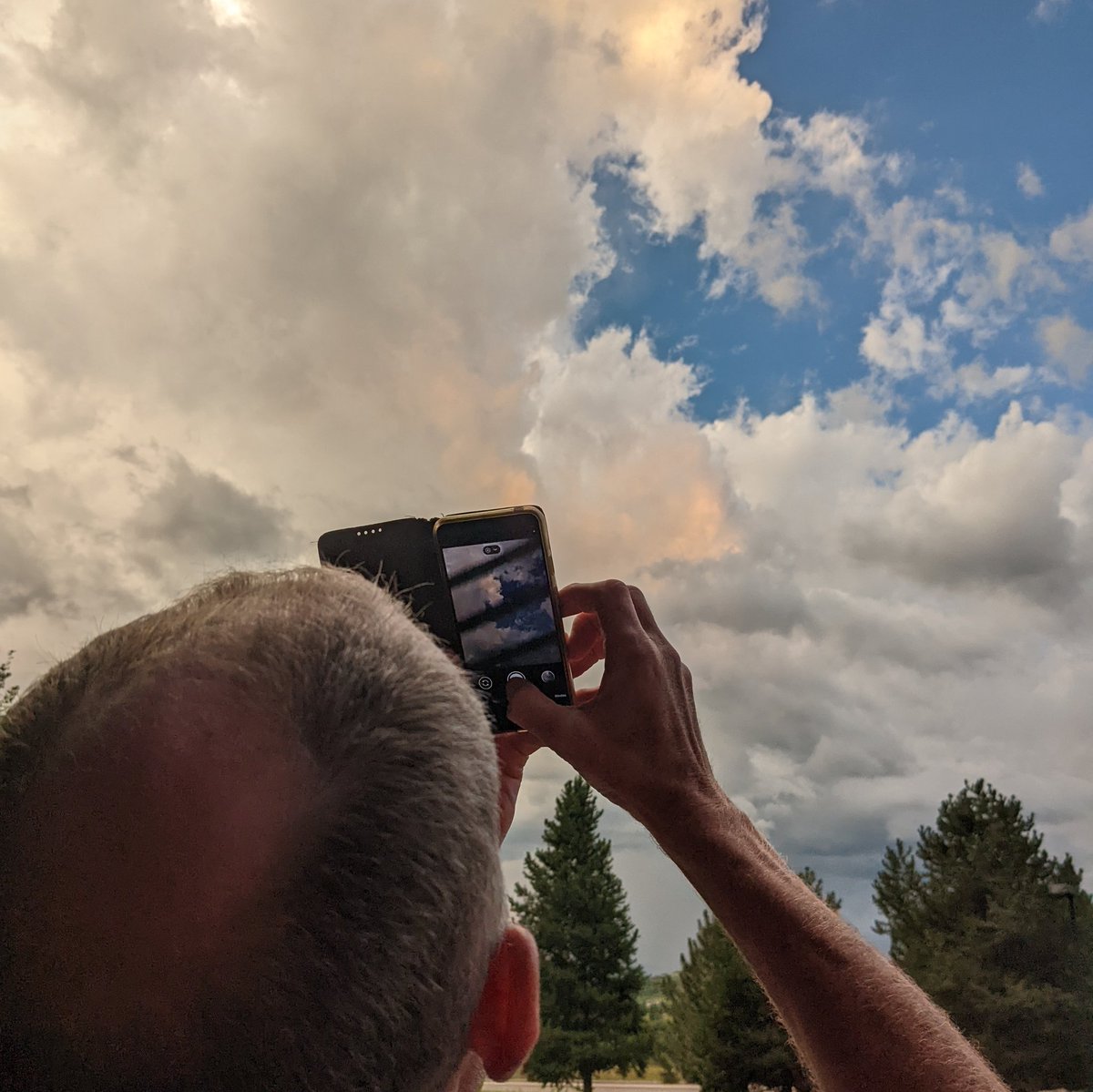 lyd_meier's tweet photo. my dad and I just took a combined 197 photos of the clouds https://t.co/1CzxoF2dlF