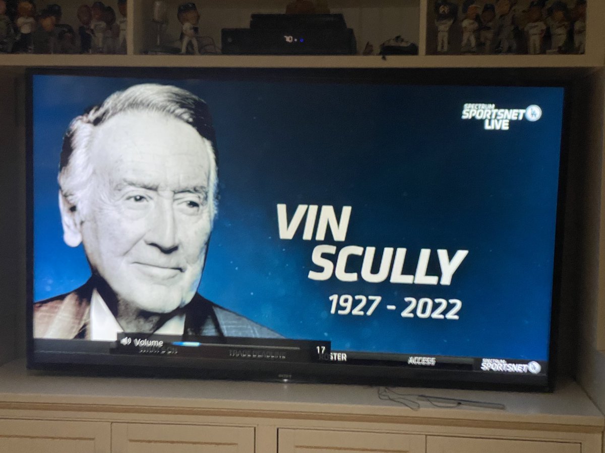 TheAaronWolf's tweet image. No words.  Only gratitude. Memories.  History.  Love.  The best ever.  Thank you Vin.  💙 💔

#vinscully #ripVin