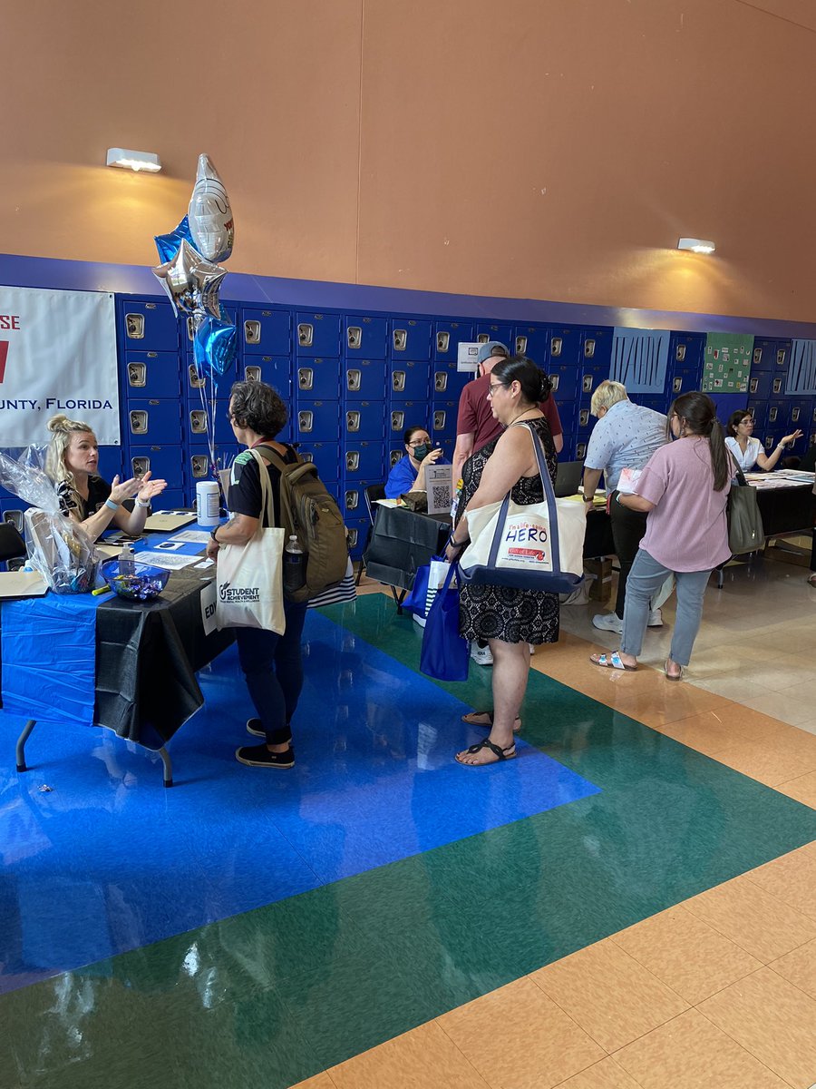 Collins077's tweet photo. TeacherFest 2022🍎 was EPIC!!
@pbcscience @evacwynar @AdrienneHowar11 @CrissyTab @PBCSDScience @MickeyBanek  #PBFEST📚 https://t.co/zh2U5zzHC4
