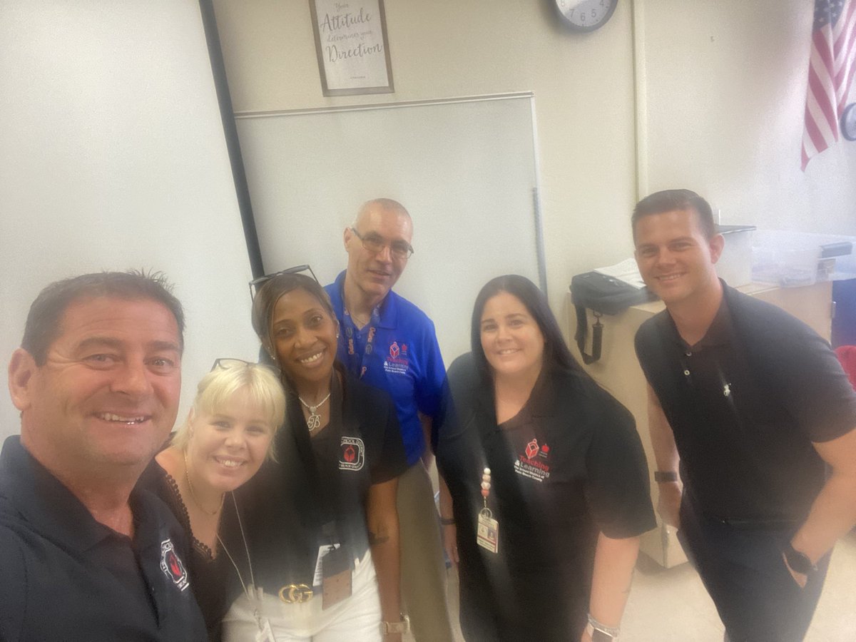 Collins077's tweet photo. TeacherFest 2022🍎 was EPIC!!
@pbcscience @evacwynar @AdrienneHowar11 @CrissyTab @PBCSDScience @MickeyBanek  #PBFEST📚 https://t.co/zh2U5zzHC4