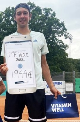 Not_Esportivas's tweet photo. ITF TENNIS!
Parabéns ao campeão o tenista de Luxemburgo Chris Rodesch (🇱🇺) que conquistou o @worldtennis de M15 de Vejle na Dinamarca, conquistando o primeiro título de ITF na carreira 
#ITFWorldTennisTour #ITFTennis #tennis #Vejle #vejletennisklub #ChrisRodesch https://t.co/Rdc7GyEkZQ