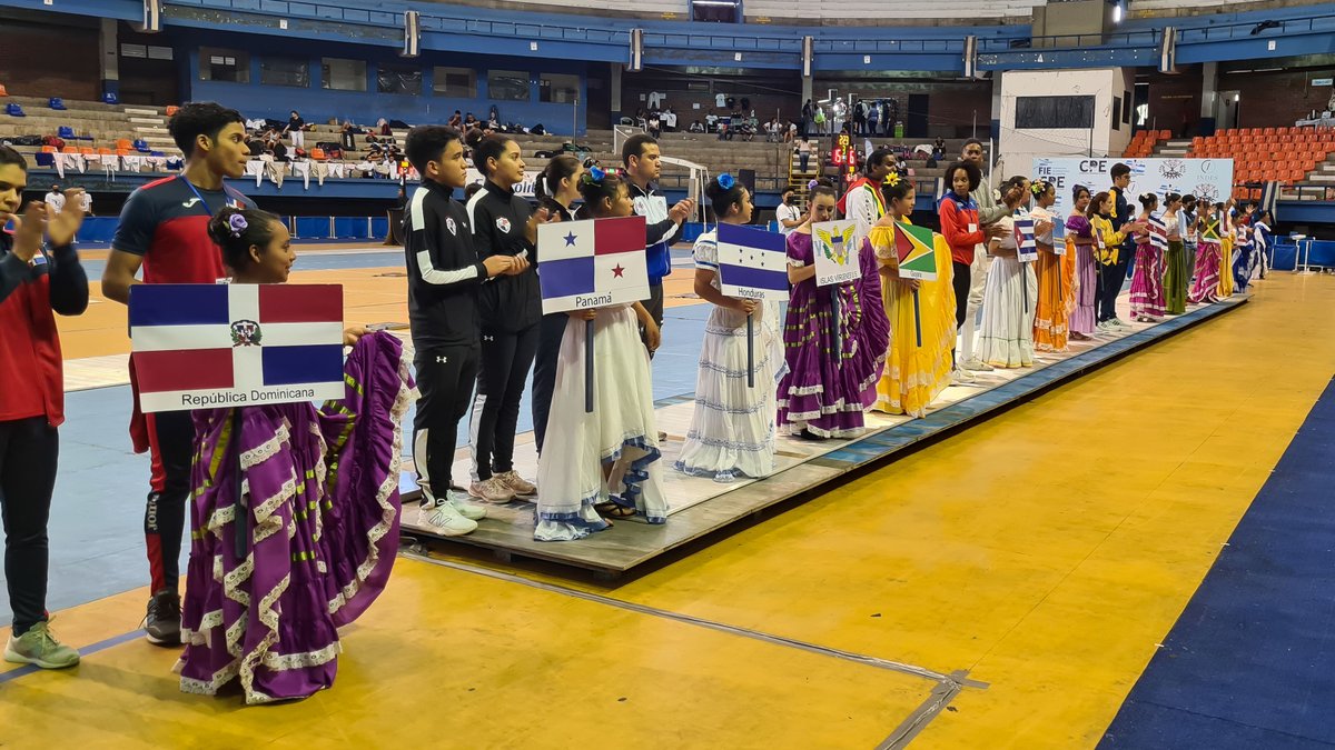 embpanamaeslv's tweet image. S.E. @DavidEPalaciosP en conjunto con el Enc. de Asuntos Consulares @ivan_karica asistieron a la ceremonia de inauguración del Campeonato Centroamericano y del Caribe Mayor de Esgrima San Salvador 2022 dando acompañamiento a los atletas panameños. 

@CancilleriaPma @Pandeportes