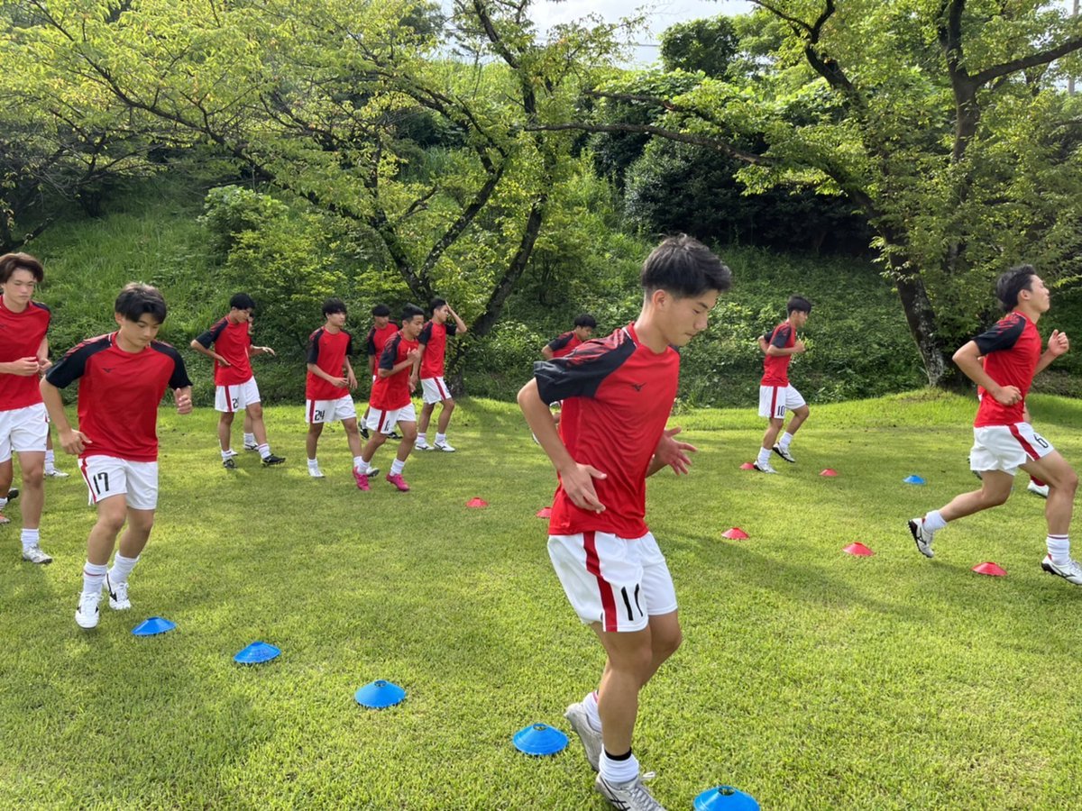consaofficial's tweet photo. 5/7(土)京都戦でMOMを受賞の #高嶺朋樹 選手から、MOMを活用しミズノウォーミングアップシャツとしてU-18の選手たちへ寄贈しました🎁

#ミズノ #consadole #コンサドーレ https://t.co/z9gTzYyUY3
