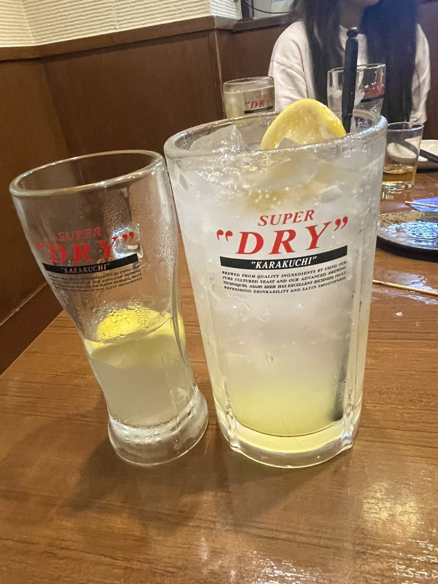 41324131's tweet photo. なぜサイコロを振ると3杯分のジョッキが通常料金で出てくるのか

我々はその謎を紐解くべくアマゾンの奥地へと向かった…。

#酒は飲むもんで飲まれるものではない
#だがしかし
#気づいたら飲まれてる

#誰か肝臓しばき行こや https://t.co/xHzG0GKGQI