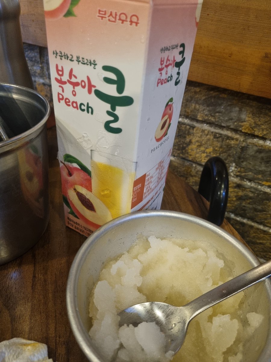 fjjiokdss's tweet photo. 부산 서면 구워삶기 

통오징어와 삼겹살을 같이 먹고 싶을 때 가는 곳. 매운데 맛있게 매워서 괜찮지만.. 볶음밥은 치즈를 넣어도 입가가 얼얼할 정도로 더 맵다. 유사 쥬시쿨을 통으로 얼려 퍼서 마시는 게 특이했고 맛있었다. https://t.co/eyQEbVg7S1