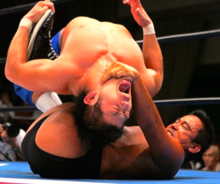 粗い画像なんだけど！
いい顔してんだよ！
いい反りしてんだよ！
弓矢固め！最高の極まり具合！
反り上げられて！
左手が相手の足を掴んじゃう仕草！
すげぇそそる！