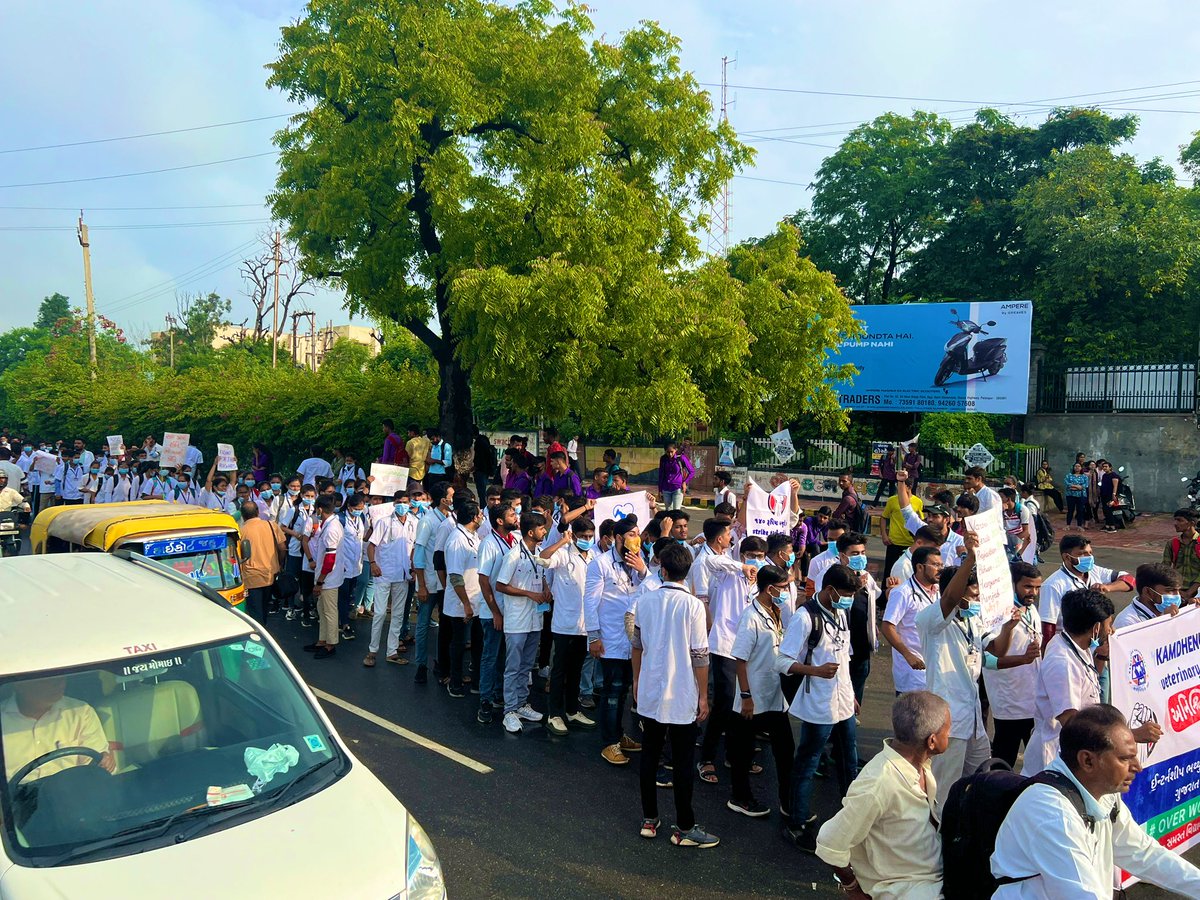 Today,in Palanpur students of Dantiwada Veterinary College held a rally against the low stipend given by Gujarat Gov.
#Increase_Guj_Vet_Stipend 
#Guj_vet_union 
#Guj_veterinary_students_on_strike palanpur