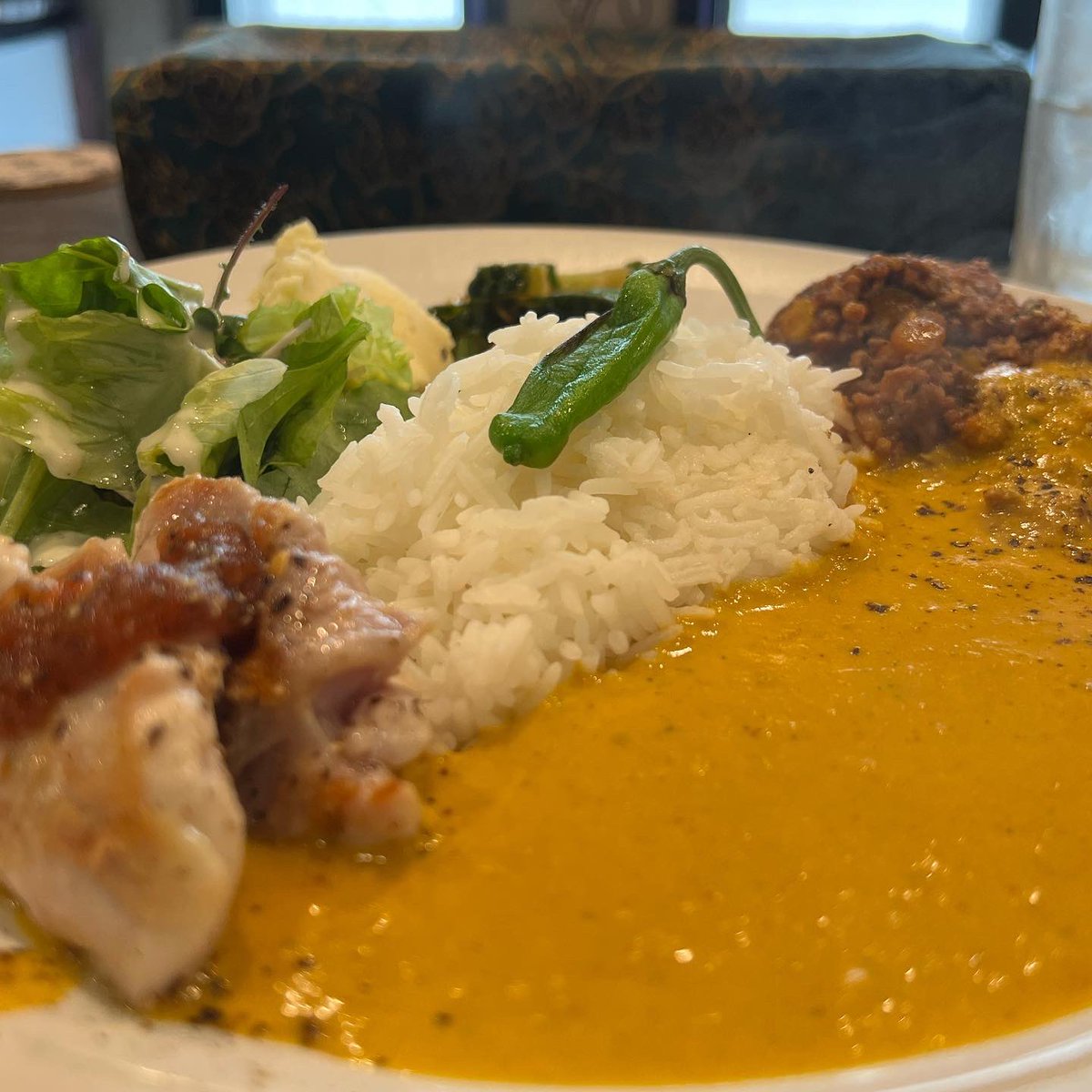 spicecurry0saka's tweet photo. pimer
<カリーポタージュプレート>
茄子mixダルキーマ
とうもろこしと南瓜のポタージュカリー
鶏モモ-チリソース
今日のポタージュカリーは、かなり自分好みで美味しかった♪
鶏はいつもいい焼き具合。
ダルも美味しかった。
#pimer
#ポタージュカレー
#京町堀カレー
#大阪スパイスカレー https://t.co/nuSNWyOh8r
