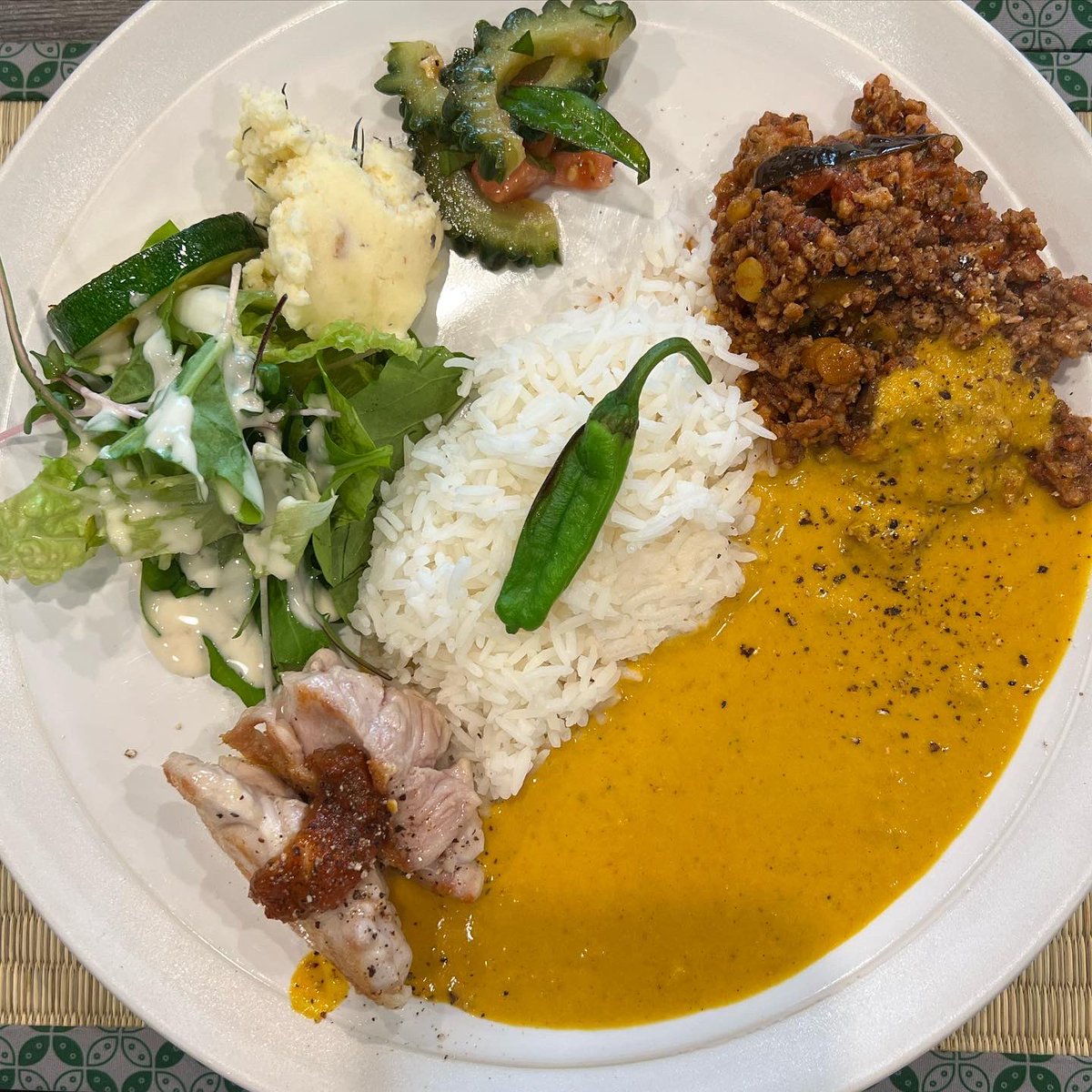 spicecurry0saka's tweet photo. pimer
<カリーポタージュプレート>
茄子mixダルキーマ
とうもろこしと南瓜のポタージュカリー
鶏モモ-チリソース
今日のポタージュカリーは、かなり自分好みで美味しかった♪
鶏はいつもいい焼き具合。
ダルも美味しかった。
#pimer
#ポタージュカレー
#京町堀カレー
#大阪スパイスカレー https://t.co/nuSNWyOh8r