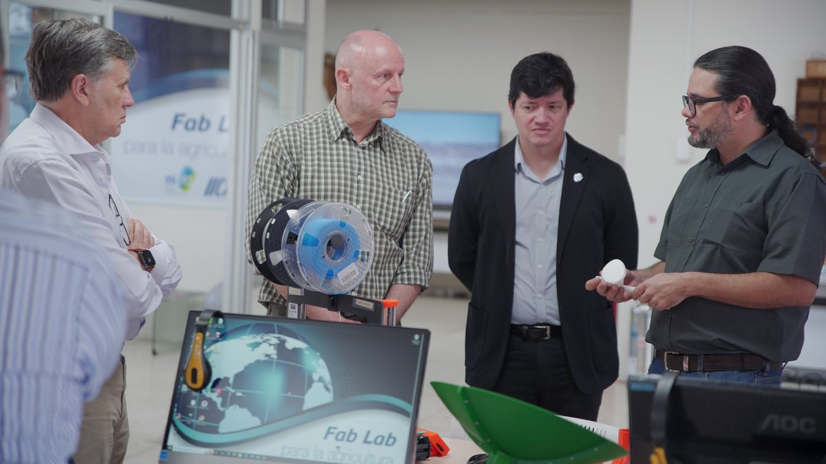 jonamicr's tweet image. Visita de @CasaPresidencial al #fablab del @IICAnoticias. Don Stephan Brunner Neibig, vicepresidente de #CostaRica. Pudimos compartir y poner a disposición lo que a este país le pueda humildemente servir. Su éxito es el éxito de todos, deseamos lo mejor y a la orden. 

📷JGarcía