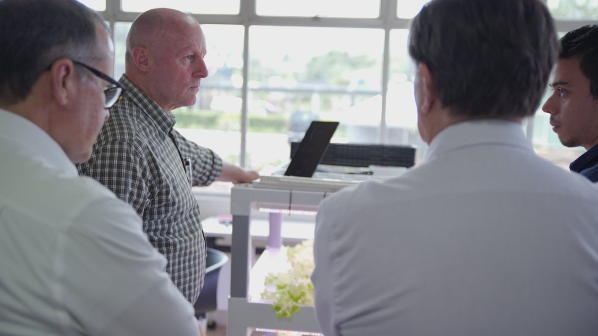 jonamicr's tweet image. Visita de @CasaPresidencial al #fablab del @IICAnoticias. Don Stephan Brunner Neibig, vicepresidente de #CostaRica. Pudimos compartir y poner a disposición lo que a este país le pueda humildemente servir. Su éxito es el éxito de todos, deseamos lo mejor y a la orden. 

📷JGarcía