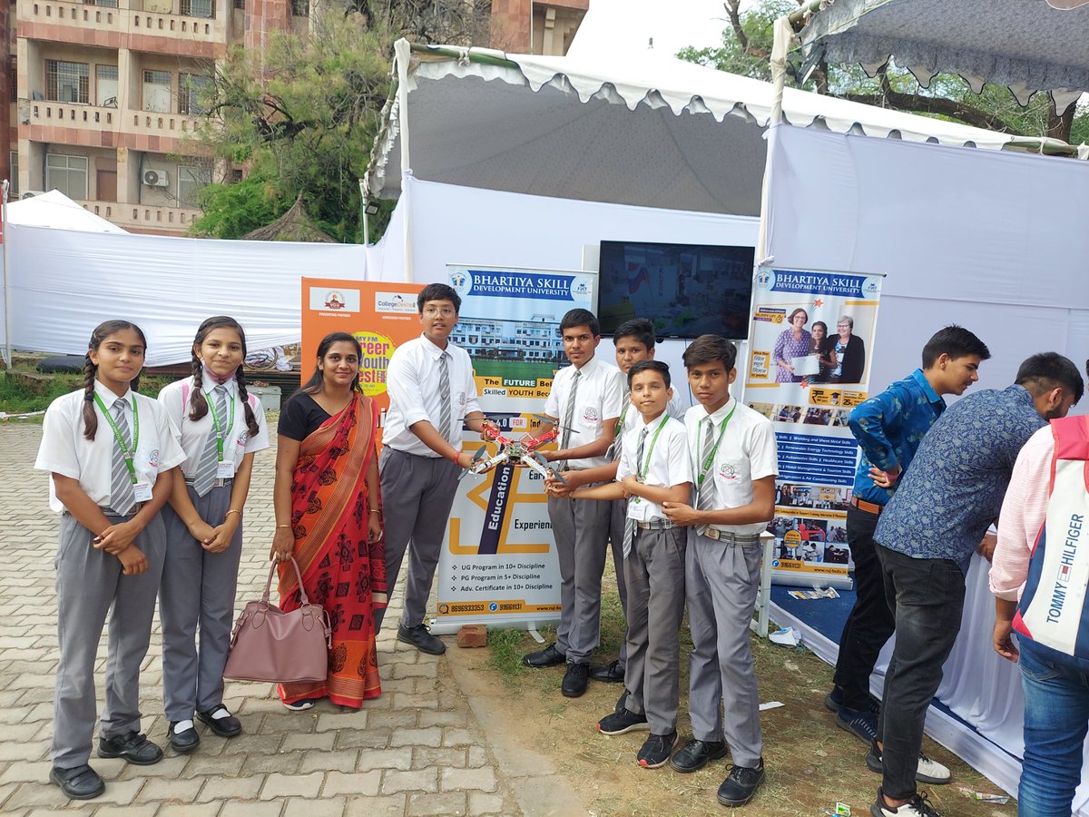 BsduOfficial's tweet photo. Glimpses from our BSDU SKill Me Up Booth at MY FM Youth Fest at Jawahar Kala Kendra - JKK #Jaipur
#BSDUSkill #SkillUniversity #Skill4NewIndia #BSDUSkillMeUp #ExpereinceBSDU #CommunityOutreach #BSDUOutreach https://t.co/tJcr0KxPQs