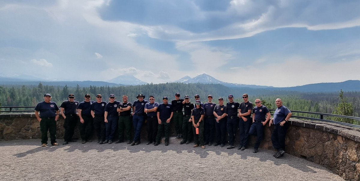 weeksy1027's tweet photo. Finished our first day in #Sisters briefing with a task force from #LaneCounty looking at #wildfire behaviour on the East of the #CascadeRange @OSFM @SCSRFPD @timc711 @HantsIOW_fire https://t.co/o6kWx8lOue