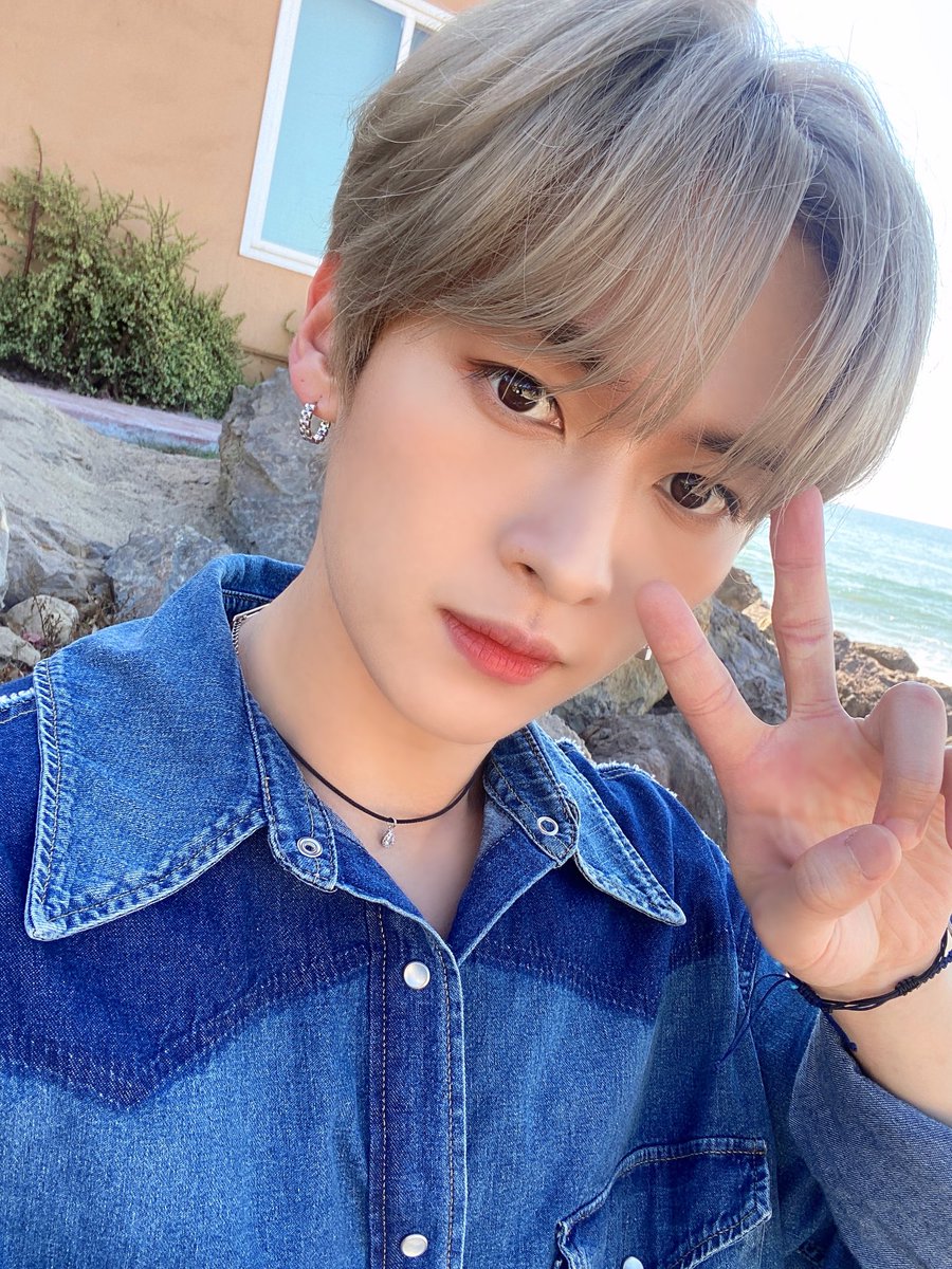 LeeKnowChileJYP's tweet photo. [ Twitter • 220803 ] Actualización del Twitter de #StrayKids con fotos  de #LeeKnow tomadas durante la grabación del M/V "Time Out" ✨

Cr. Stray_Kids
[#LeeKnowChile #Minho #LeeMinHo #리노 #민호 #이민호 #스트레이키즈]💎 https://t.co/62FRxJGVKV