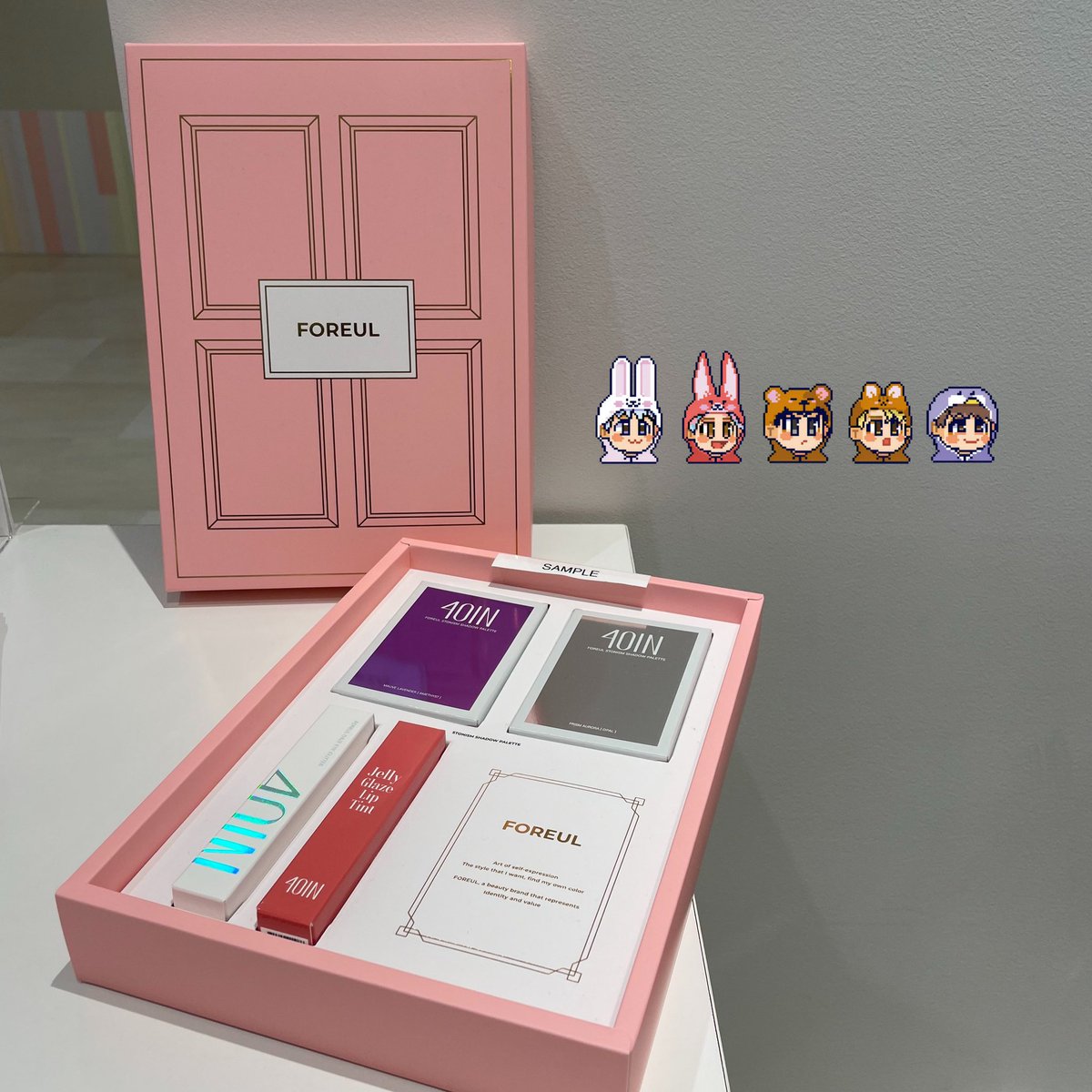 busandepart_jp's tweet photo. ／
#MOA の皆さま〜❣️
＼

 #TOMORROW_X_TOGETHER ✖️
 #4OlN （ #FOREUL ）

💖KIRAKIRA MAKE-UP SET💖
メンバー全員のキーリング付きです🗝

アイジーラメグリッターは5色からお選びいただけます💓

メンバーが登場するリーフレットもお渡しも🫢💕

皆様をお待ちしておりますっ🤲🏽 https://t.co/7SrZL5ZUIn