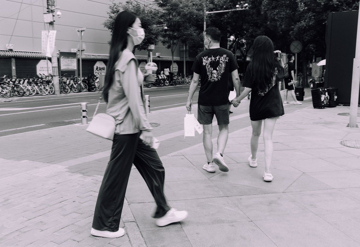 什么时候可以考虑离职呢？第一，你确实在这公司没成长了，你每天在空转，你在消耗自己，你本是一把利剑，现在快被磨成废铜烂铁了。第二，你讨厌所在团队的人文环境，大家做一些看起来无厘头、很可笑的事情，这已经影响了你的身心健康。第三，工资和实力不匹配，沟通无果，无法共鸣。