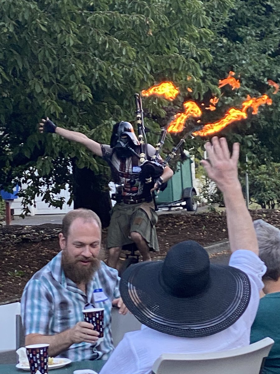 Manruss's tweet photo. Unipiper came by our neighborhood block party. #PortlandLiving https://t.co/hz5qwKWFHe