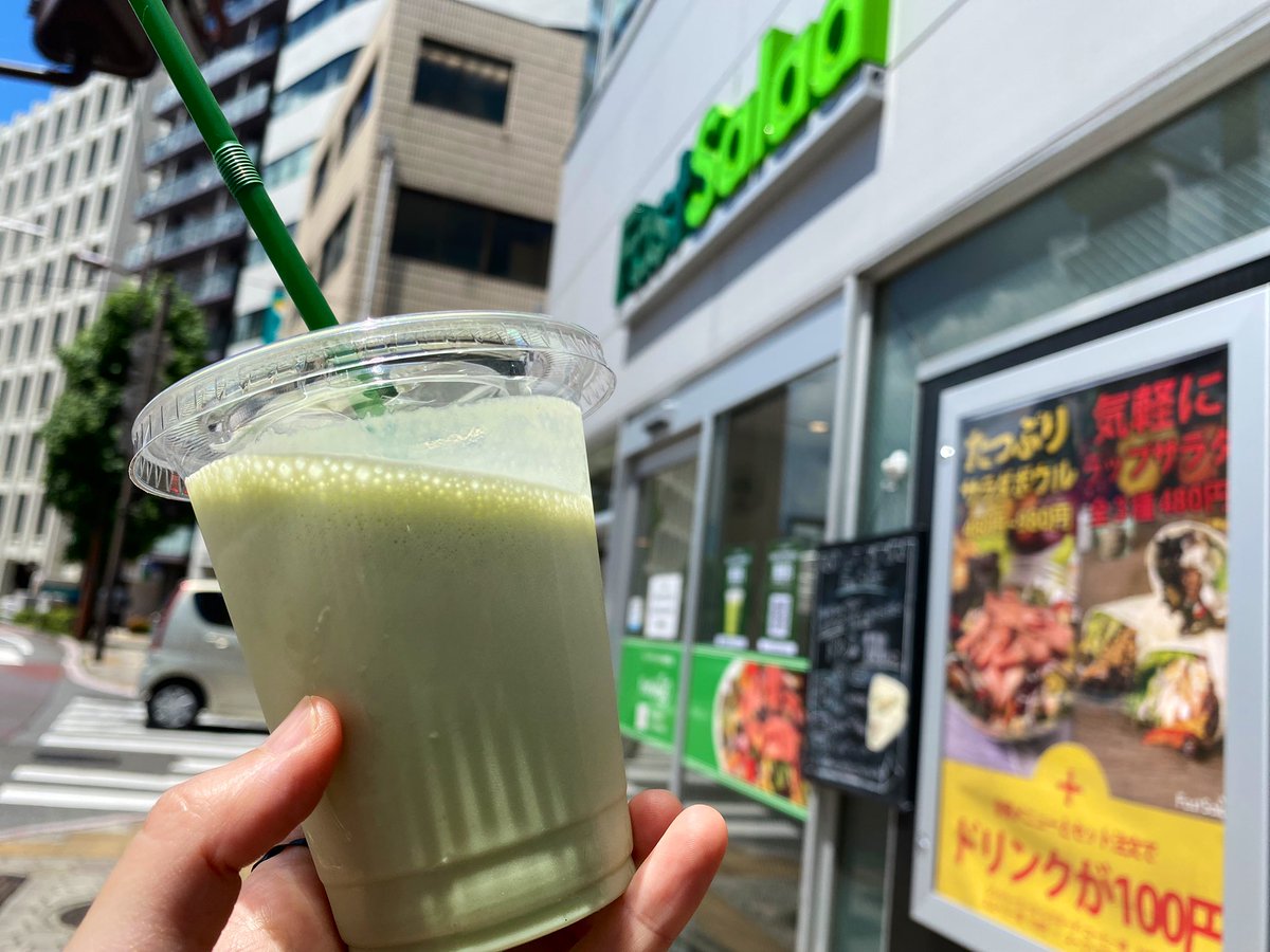 2Tontonton's tweet photo. 朝から行っちゃいました🤣🤣🤣✋
早速w
今日のランチをテイクアウト🥡
暑い夏には、冷たいグリーンスムージーがたまりません~~~🥹✨️
#fastsalad #長崎 #長崎市 #桜町 #グリーンスムージー #野菜摂取 #美味しい #野菜 #サラダ #サラダ専門店 #スムージー #長崎散歩 #散策 https://t.co/S68SFzEfON