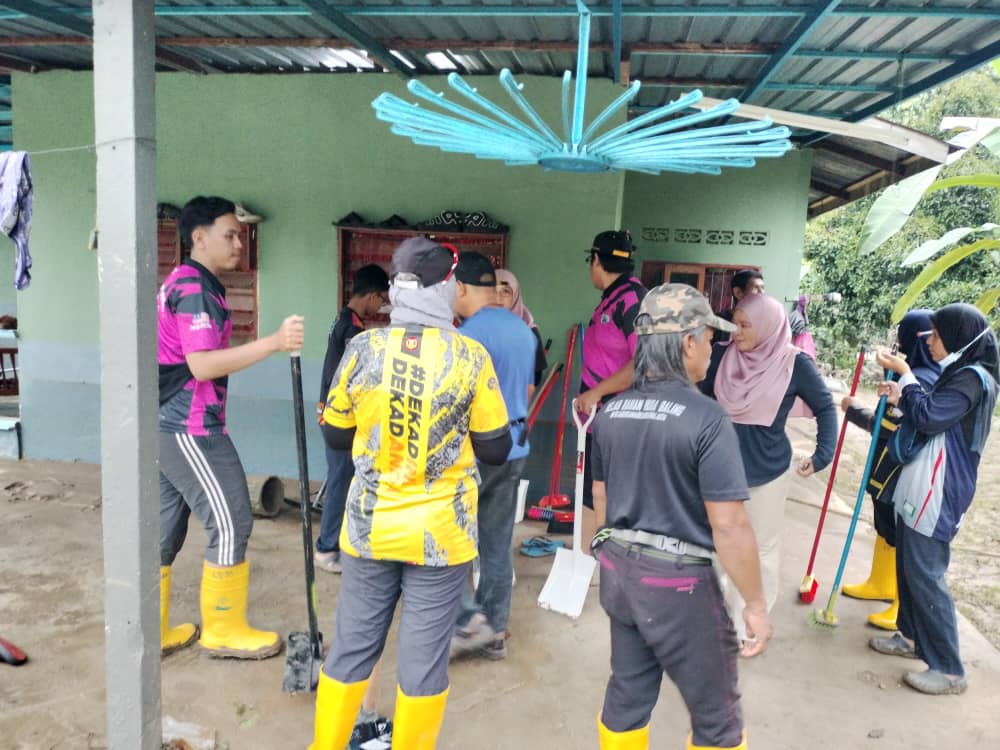 Eezaimannft's tweet photo. Update TERKINI,
ALHAMDULILLAH baru sahaja selesai rumah mangsa yg pertama dan kini hampir selesai dgn rumah yg kedua. Terima kasih juga hamba Allah atas pemberian makanan buat kami sukarelawan disini. Proses pembersihan masih lagi diteruskan. https://t.co/INjMLr4aJS