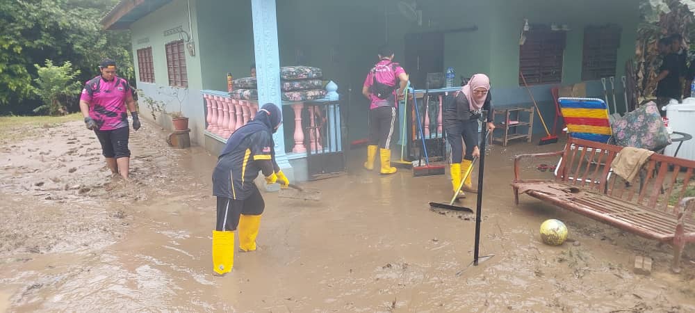 Eezaimannft's tweet photo. Update TERKINI,
ALHAMDULILLAH baru sahaja selesai rumah mangsa yg pertama dan kini hampir selesai dgn rumah yg kedua. Terima kasih juga hamba Allah atas pemberian makanan buat kami sukarelawan disini. Proses pembersihan masih lagi diteruskan. https://t.co/INjMLr4aJS
