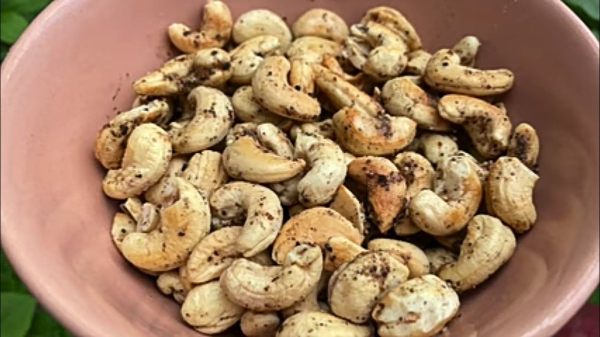 RadhaVivek2k's tweet image. Good morning my twitter friends. Hope you all are doing good. Today I am sharing roasted cashew nuts recipe for you all. Easy to make and wonderful in taste. 
#cashew #roastednuts #snackstime #health #Twitter
Here's how I make it. 
youtu.be/V1SnQ49D5xA
Have a great day. 🌹🌹