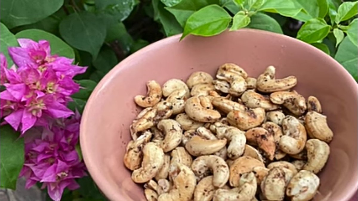 RadhaVivek2k's tweet image. Good morning my twitter friends. Hope you all are doing good. Today I am sharing roasted cashew nuts recipe for you all. Easy to make and wonderful in taste. 
#cashew #roastednuts #snackstime #health #Twitter
Here's how I make it. 
youtu.be/V1SnQ49D5xA
Have a great day. 🌹🌹