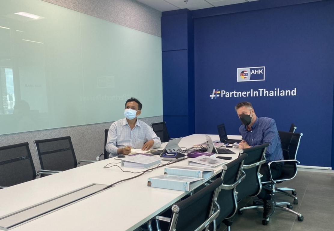 GermanThaiChamb's tweet photo. #GTDEE organised meeting with #RMUTI, attended by 12 participants from 4 universities (Mechatronics Engineering Automation Control System Program) to introduce Mechatronics textbook & Teacher's & Student's Manual according to 🇩🇪 standard. #GTCC #PartnerForDVET #PartnerInThailand https://t.co/bFkEDJcxe0