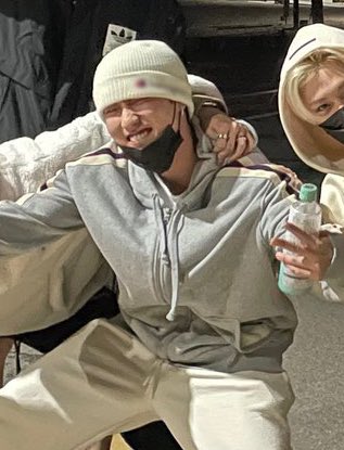 dailyseung2's tweet photo. han jisung having a hangover drink in his hand HSKSHAJJSJJHS https://t.co/hZt0x0A76Q