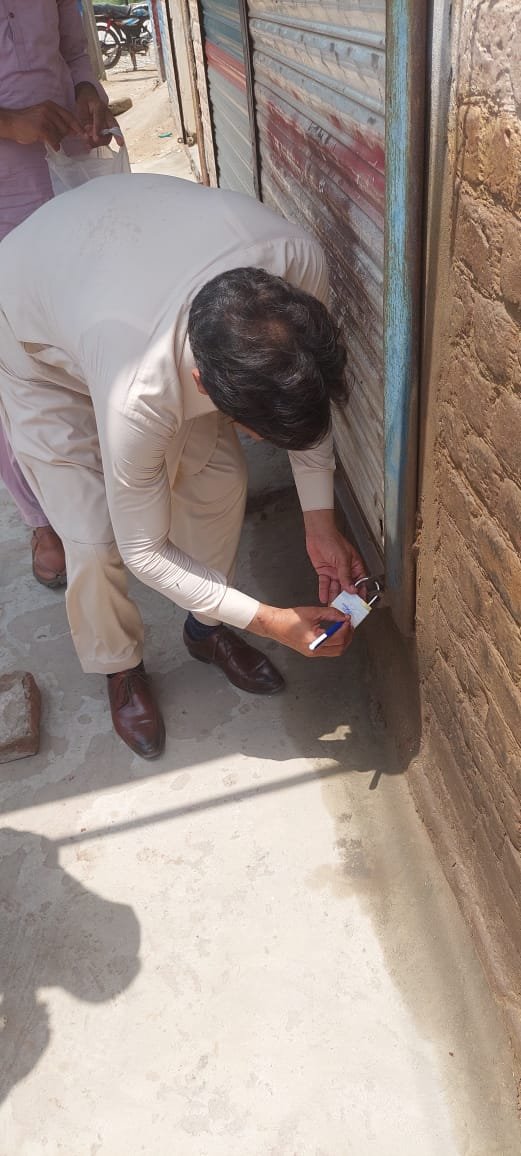 DCGRW's tweet photo. Price checking at Nokhar fine imposed and an illegal  petroleum shop was also sealed.

#Gujranwala
#PricesControl

@CMOPunjabPK  
@CS_Punjab
@CommissionerGu3
@ICIDPunjab https://t.co/UotKNzniRY