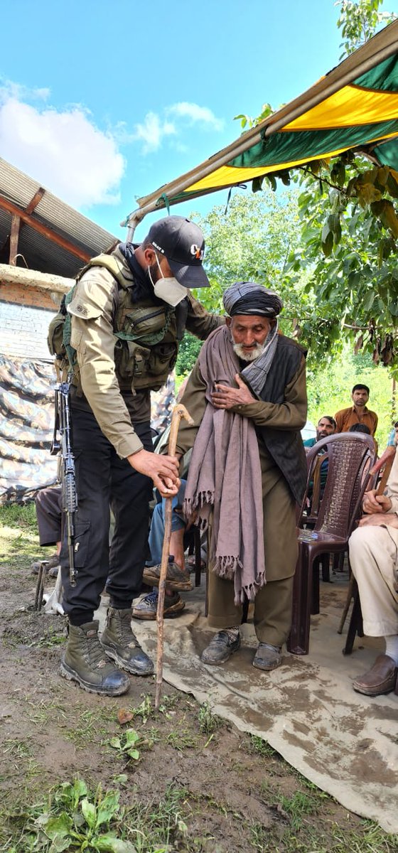 bashirb50912134's tweet photo. #IndianArmy continues health care at #Kashmir

#KupwaraTerriers organised by free Medical camp at Awoora, Kupwara. 

Kupwara 800 of people especially ladies and children benefited from the medical camp. 
#ArmyInKashmir #ClX https://t.co/cv4hdFFXIV