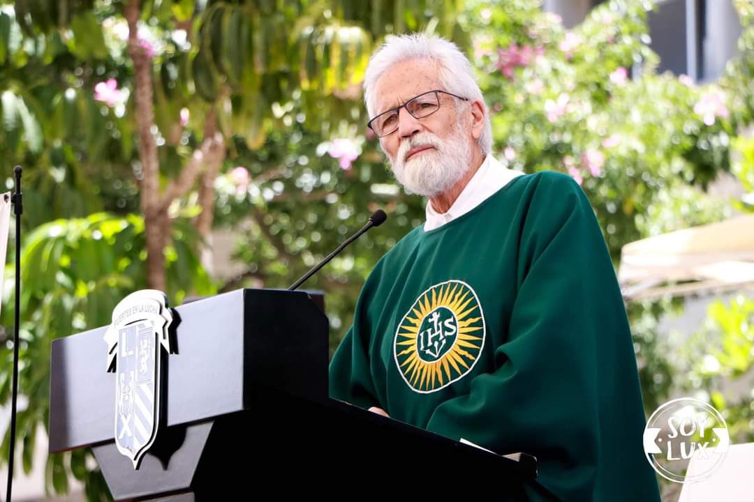 "Somos para los demás.
Estamos aquí para Amar y servir. 
La oración es el impulso para avanzar, pero no basta rezar.
Cada quien, desde nuestra posición en la vida, tenemos que aportar algo para la Paz, hemos llegado a una situación límite".
- Padre Javier Ávila, SJ. (el Pato) -