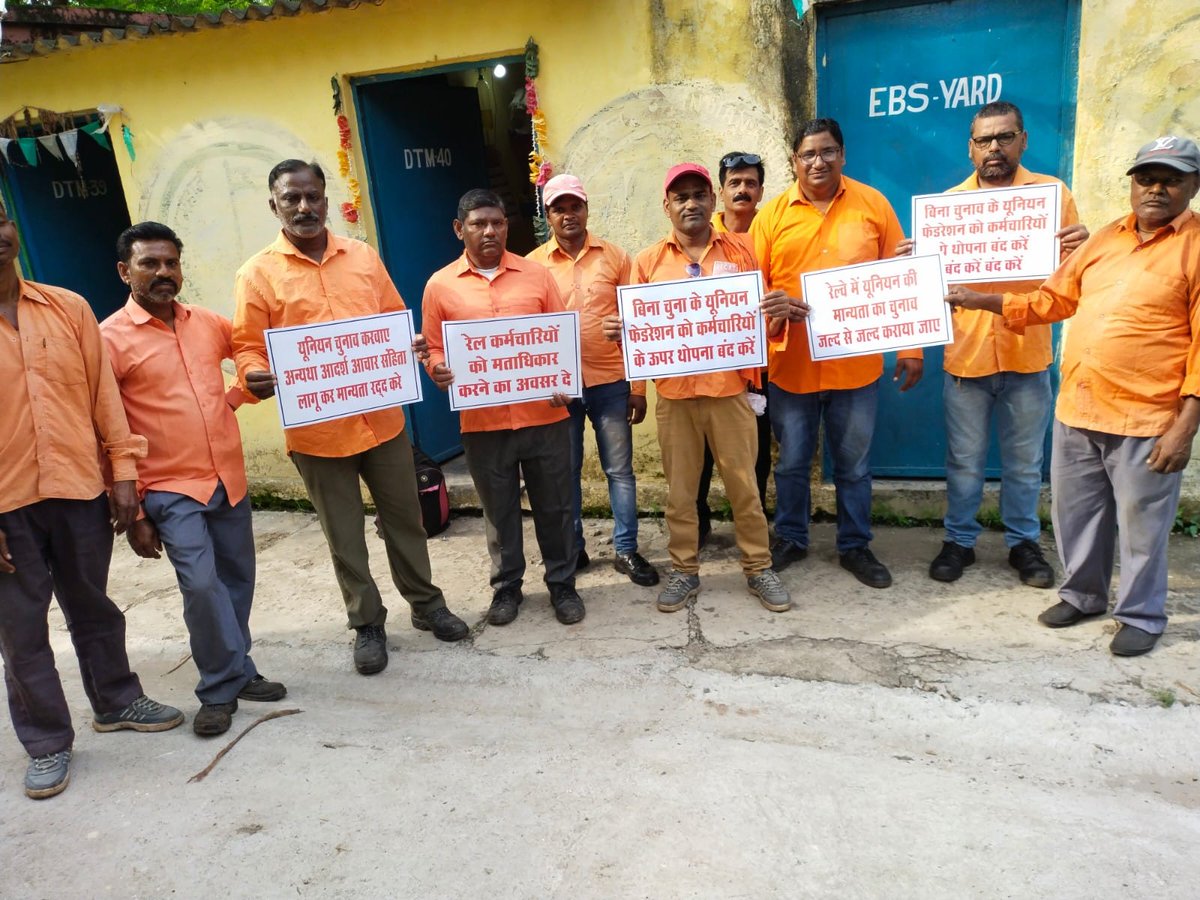 BendiHarikumar's tweet photo. #Restoretrade_unionelection_in_railway  
@PMOIndia @AshwiniVaishnaw @Railminindia @LabourMinistry @IRC_RB @AIRTUINDIA
रेलवे कर्मचारी है इसका मतलब हमारी कोई भावना नही क्या हमारा मौलिक अधिकार नही है क्या हम लोकतंत्र का हिस्सा नही मौलिक अधिकारो का हनन बंद कर रेलवे मे जल्द चुनाव कराए https://t.co/aNLdB5ku76