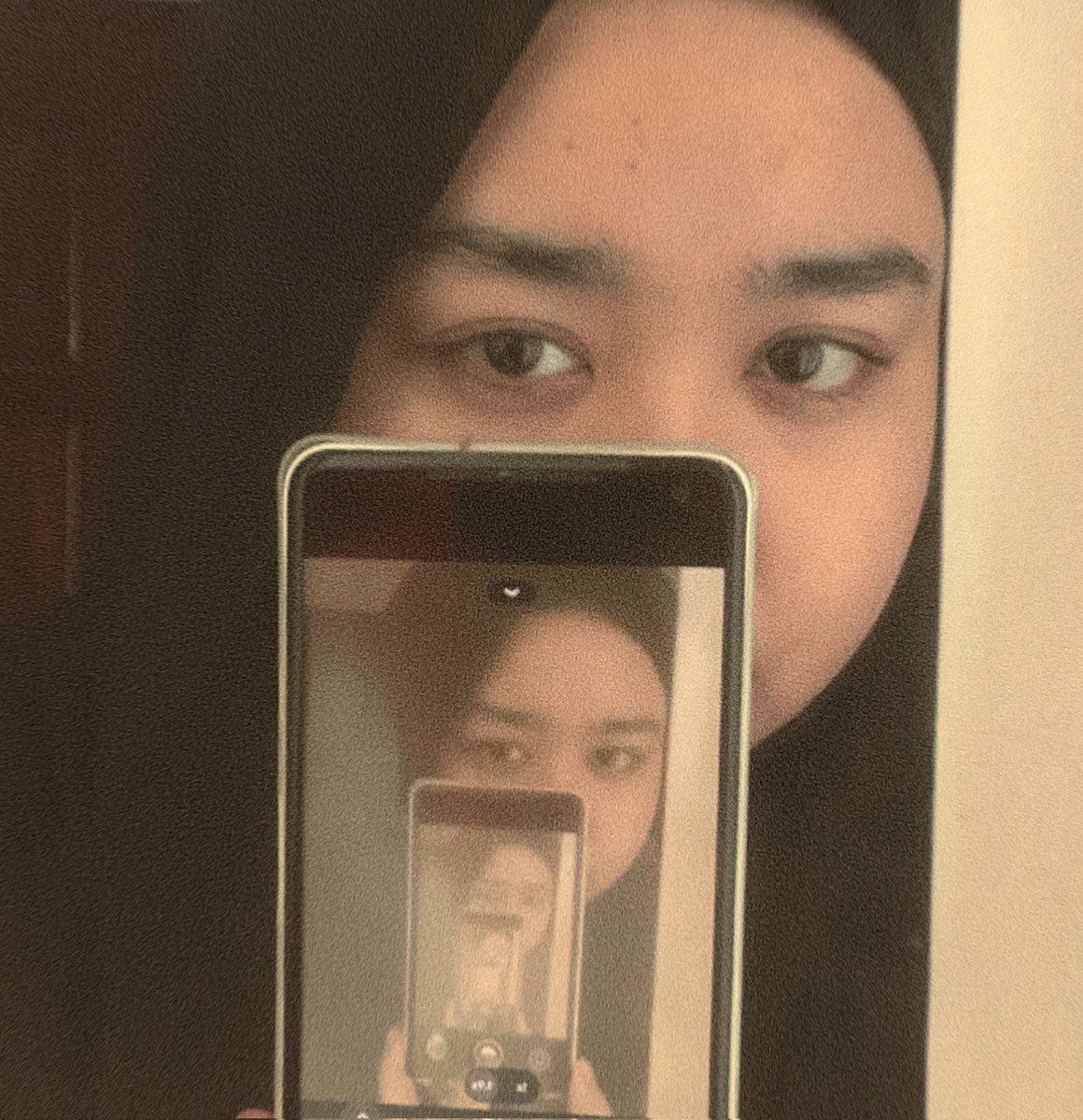 qurratulain95's tweet photo. Swafoto dalam swafoto #selfception https://t.co/PcSrFC5JU0