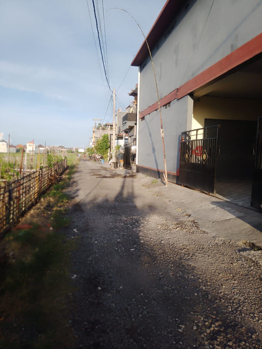 Di jual lahan 4 are lokasi Denpasar Selatan lingkungan perumahan akses jalan 6 meter
Lebar depan 32 m 
Kedalaman 12.
Harga 450/ are nego😱

Hubungi:
082144557103
