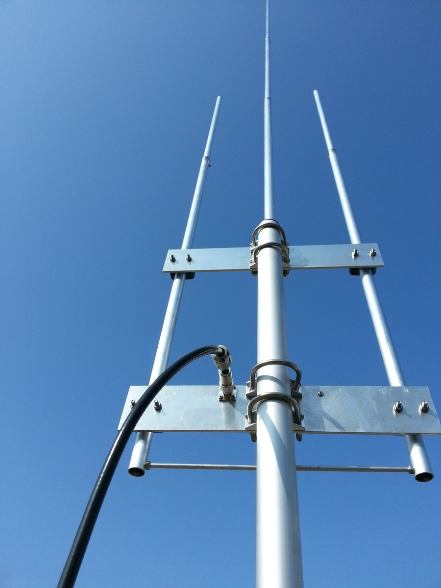 G0KSC's tweet photo. A J-pole is a little directional, just a little off-set. Adding a section 'vertical radial' balances the off-set and results in a fully symmetrical pattern #jpole #hamr #hamradio #AmateurRadio #verticalantenna https://t.co/z6zobg1BZJ