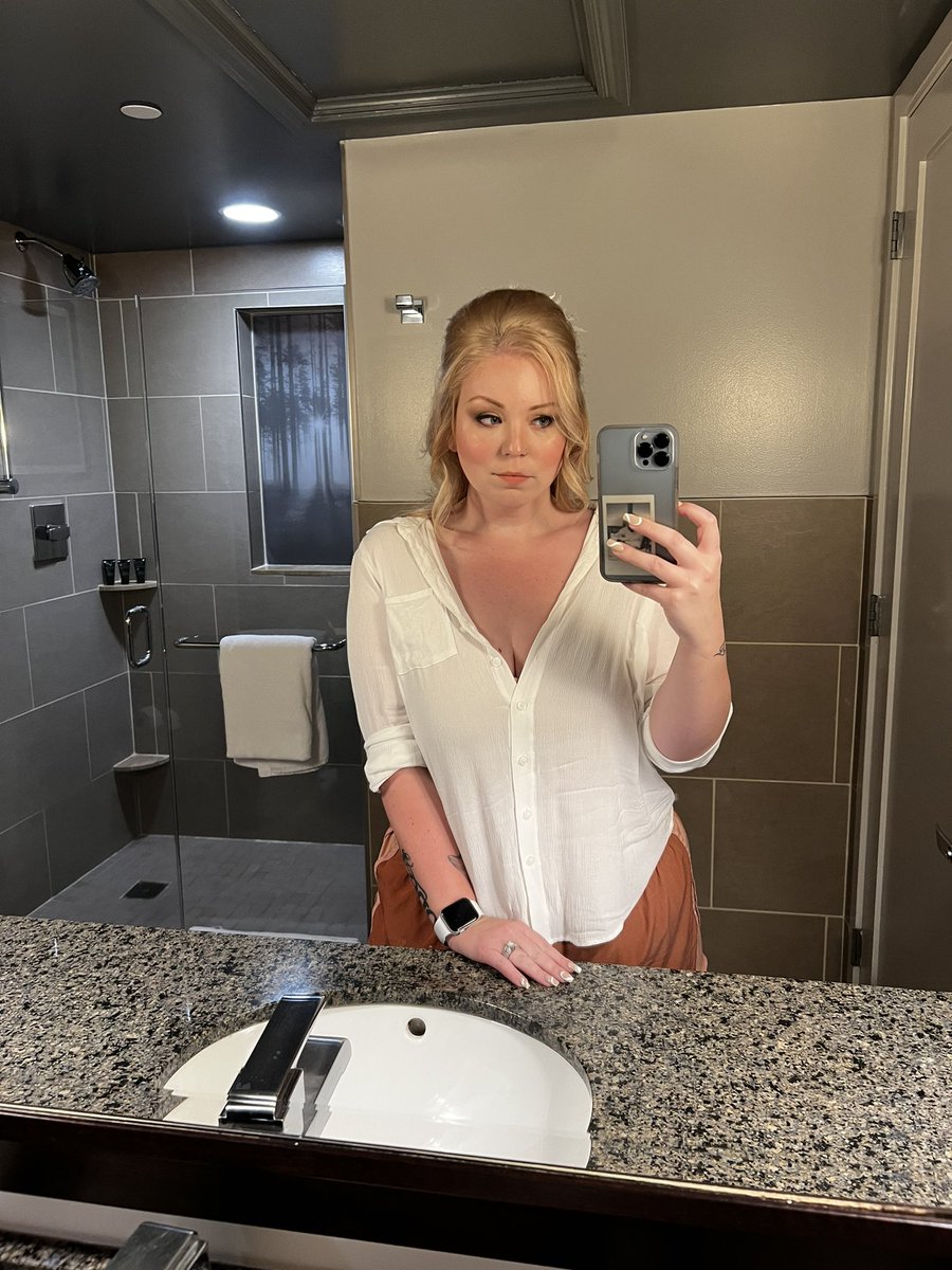 junedahlia's tweet photo. Still living for my wedding day glam💅🏻 https://t.co/RKCsBsntNF