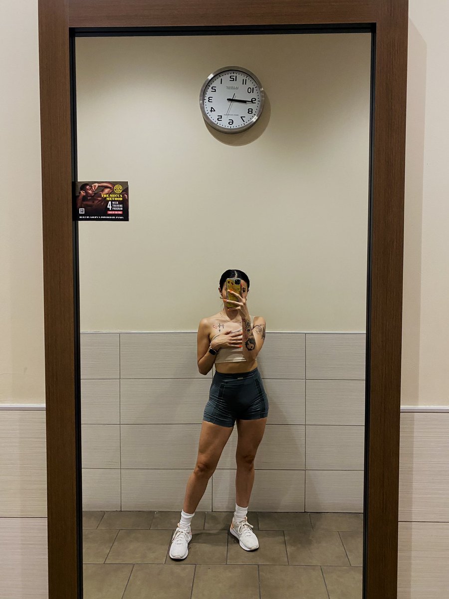 selenitaaa5's tweet photo. This working out shiz worth it i promise. https://t.co/EhBpvij4eq