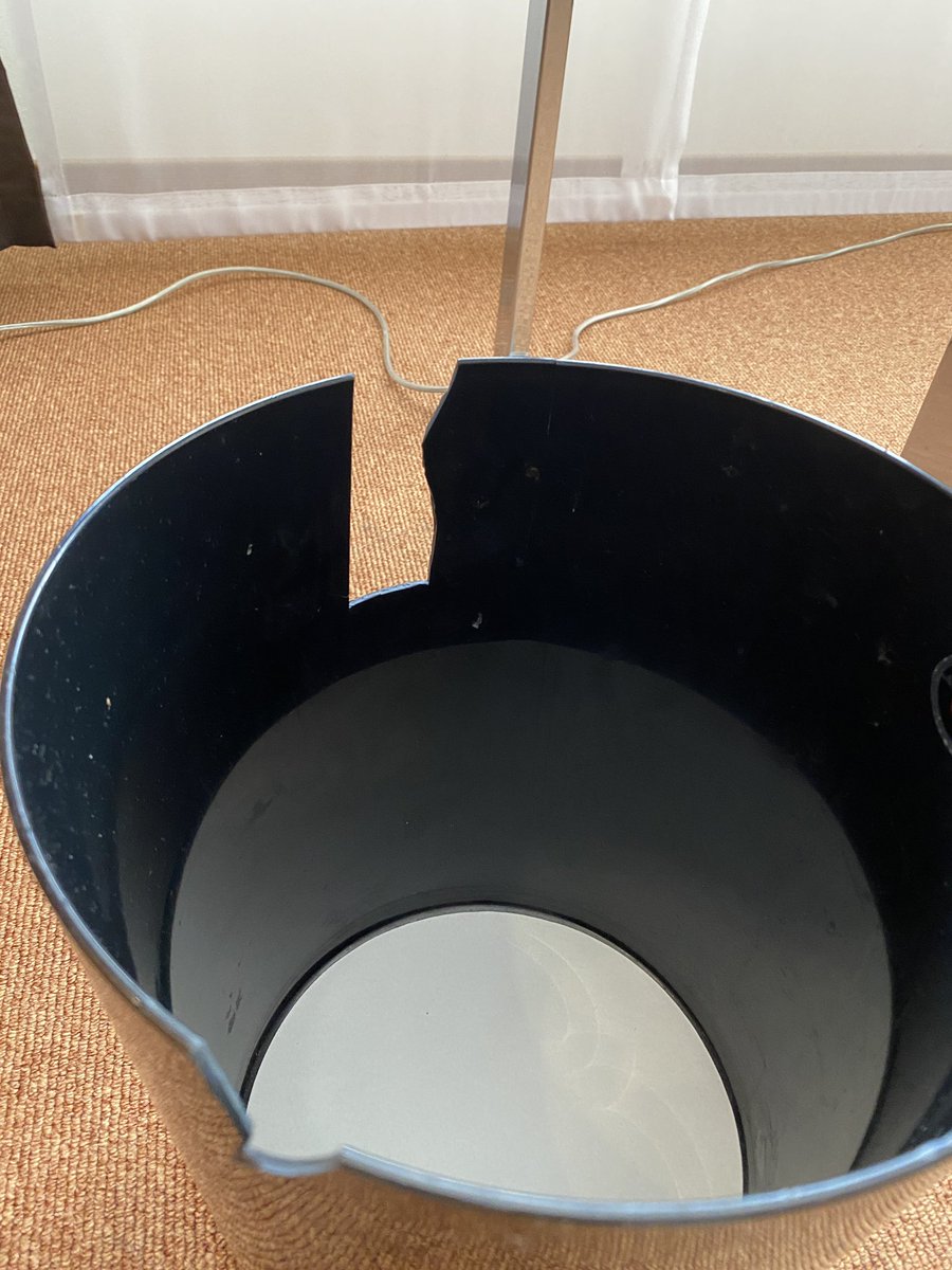 Thomas_Pohl's tweet photo. @Dorint_Hotels das sind Bilder aus einem #Dorint-Zimmer. Ist dass das was man bei 4-Sterne erwartet?

Keine TV-Fernbedienung &amp; TV nicht manuell bedienbar, kaputte Tapeten, völlig verkalktes WC &amp; Waschbecken, kaputter Mülleimer, Spinnweben vor der Klimaanlage, etc.

#nichtgut https://t.co/fPQcysvDki
