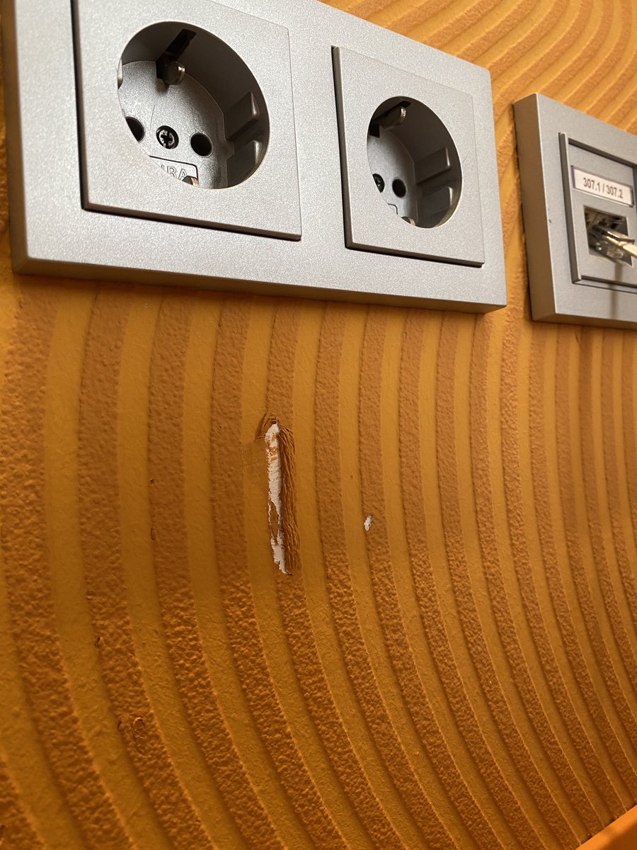 Thomas_Pohl's tweet photo. @Dorint_Hotels das sind Bilder aus einem #Dorint-Zimmer. Ist dass das was man bei 4-Sterne erwartet?

Keine TV-Fernbedienung &amp; TV nicht manuell bedienbar, kaputte Tapeten, völlig verkalktes WC &amp; Waschbecken, kaputter Mülleimer, Spinnweben vor der Klimaanlage, etc.

#nichtgut https://t.co/fPQcysvDki