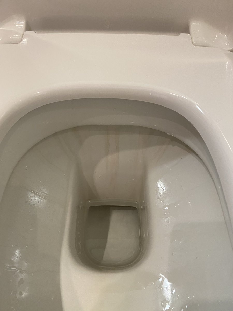Thomas_Pohl's tweet photo. @Dorint_Hotels das sind Bilder aus einem #Dorint-Zimmer. Ist dass das was man bei 4-Sterne erwartet?

Keine TV-Fernbedienung &amp; TV nicht manuell bedienbar, kaputte Tapeten, völlig verkalktes WC &amp; Waschbecken, kaputter Mülleimer, Spinnweben vor der Klimaanlage, etc.

#nichtgut https://t.co/fPQcysvDki