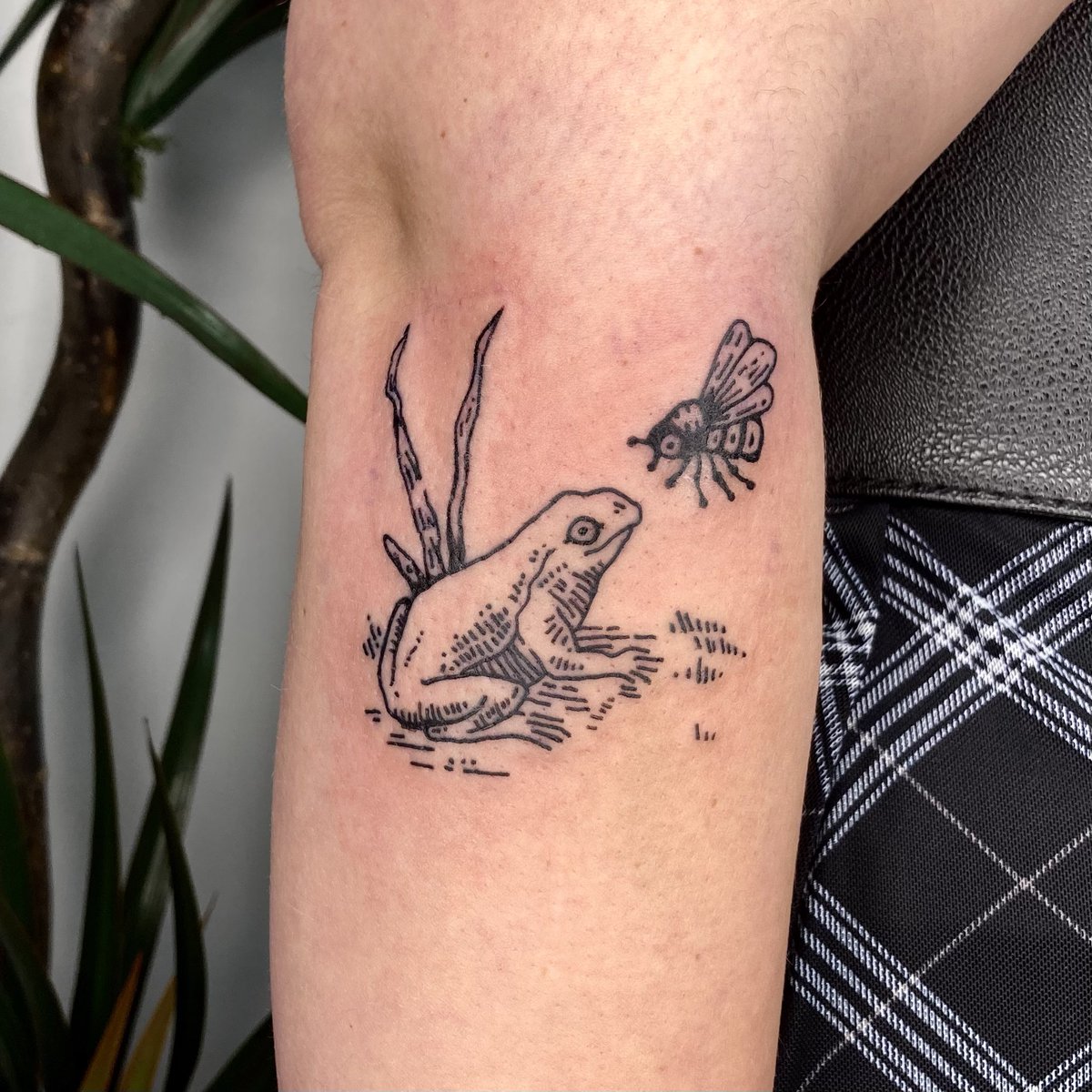 Froggy and bee :^) the client says they’re married