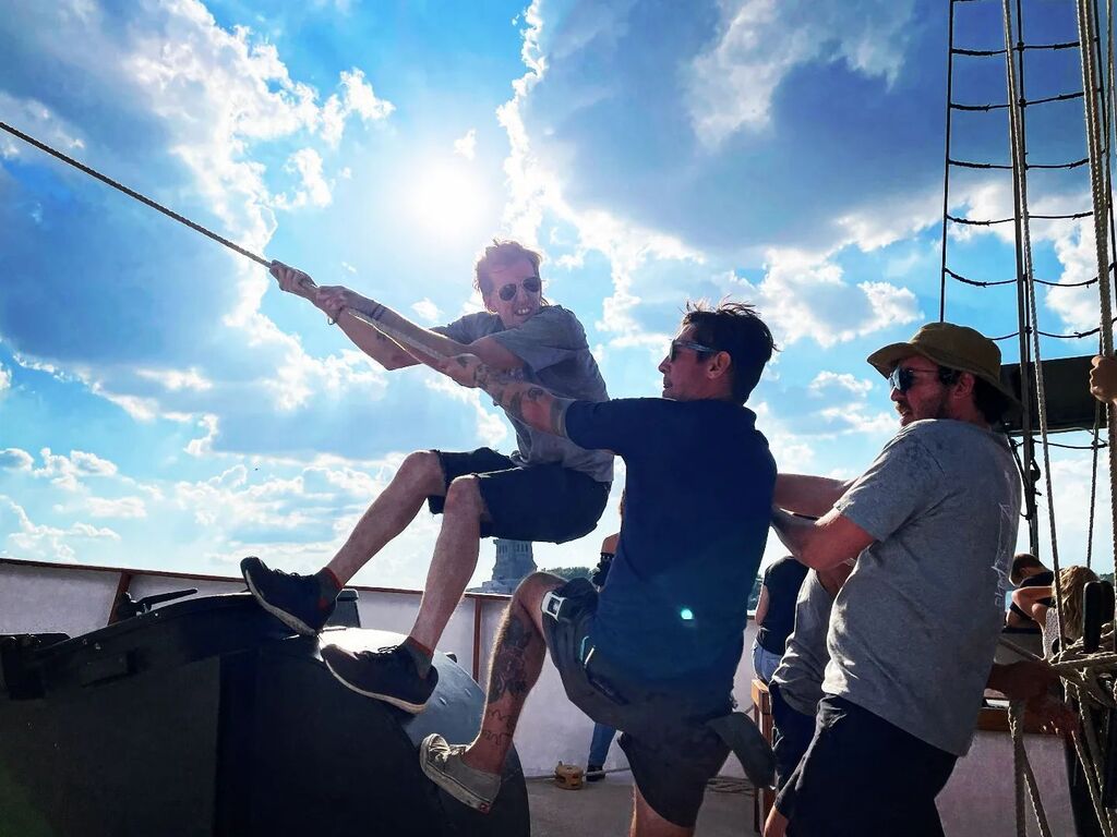 ManhattanbySail's tweet photo. Teamwork makes the dream work. Sheet happens. #manhattanbysail #clippercity https://t.co/ytfYj6yb93