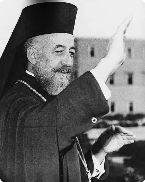 "Είναι από τους λίγους αρχηγούς κρατών που αξίζει τον κόπο να σηκωθείς, αν όχι και να γονατίσεις στο πέρασμά τους. Από τους λίγους που έχουν μυαλό θάρρος, αίσθηση χιούμορ, ανεξαρτησία σκέψης, αξιοπρέπεια. Μια αξιοπρέπεια σχεδόν βασιλική, που ένας Θεός ξέρει από πού προέρχεται."